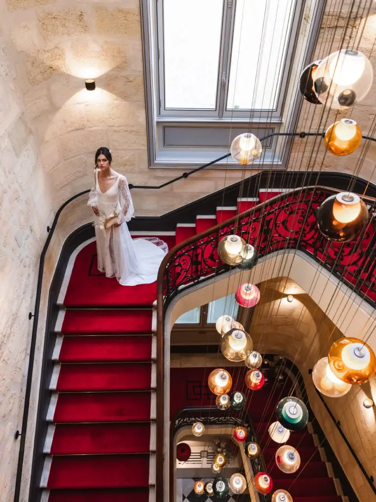 Plan large de la modèle descendant les marches des escaliers des Villas Foch à Bordeaux