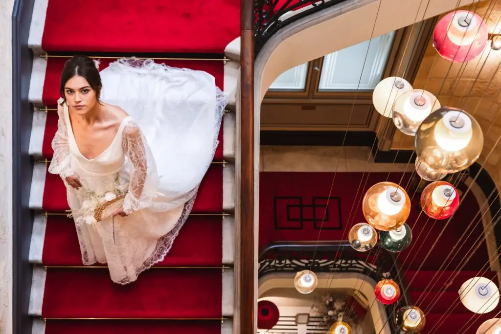 Vue en plongée de Solène, notre modèle, descendant l'escalier des Villas Foch