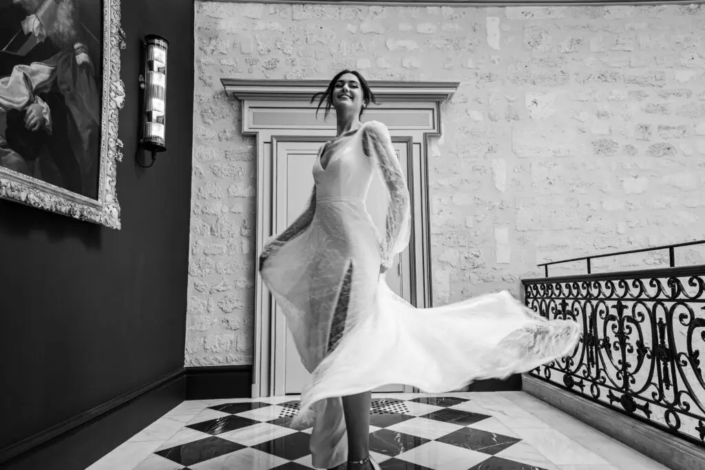 La modèle fait tournoyer sa robe pour créer un joli flou de mouvement
