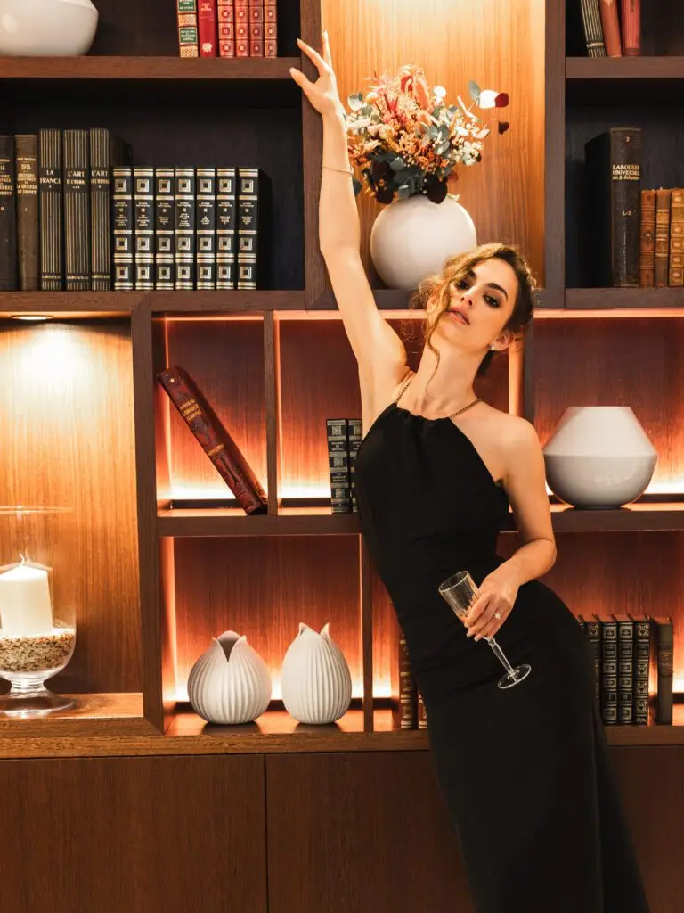 La modèle prend la pose, adossée contre la bibliothèque du lieu de shooting à Bordeaux