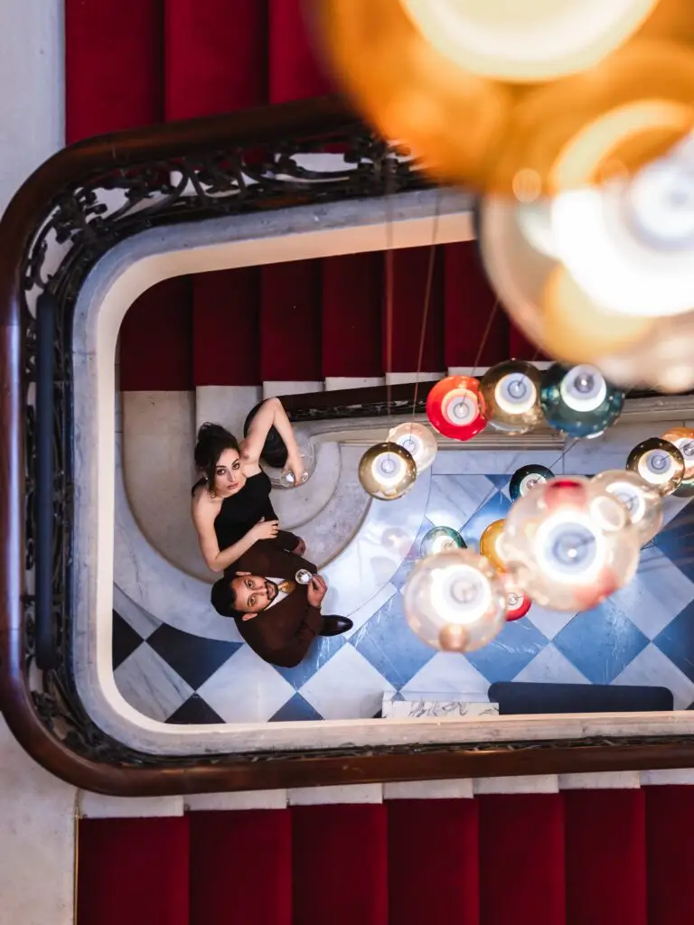 Vue en plongée des modèles et la sculpture somptueuse des villas foch lors du shooting à Bordeaux