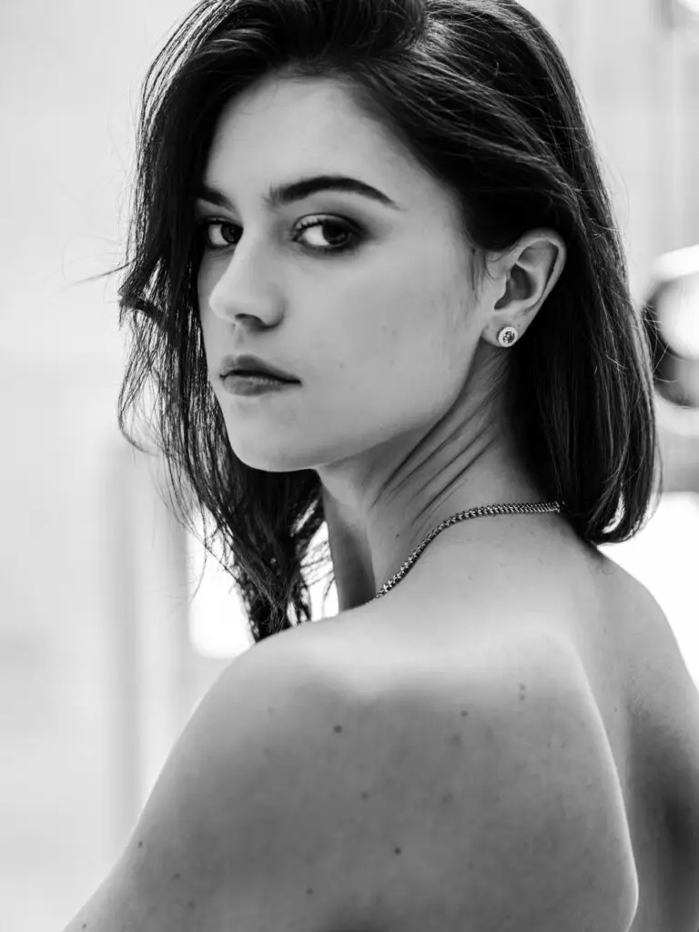 Portrait de Solène, notre modèle qui porte un collier et des boucles d'oreilles Celinni Diamant
