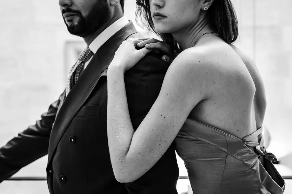 Détails des tenues des modèles, costume et robe cocktail