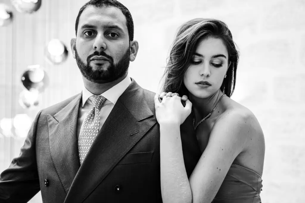 Les deux modèles prennent la pose sur le lieu de shooting à Bordeaux, les Villas Foch, hôtel cinq étoiles