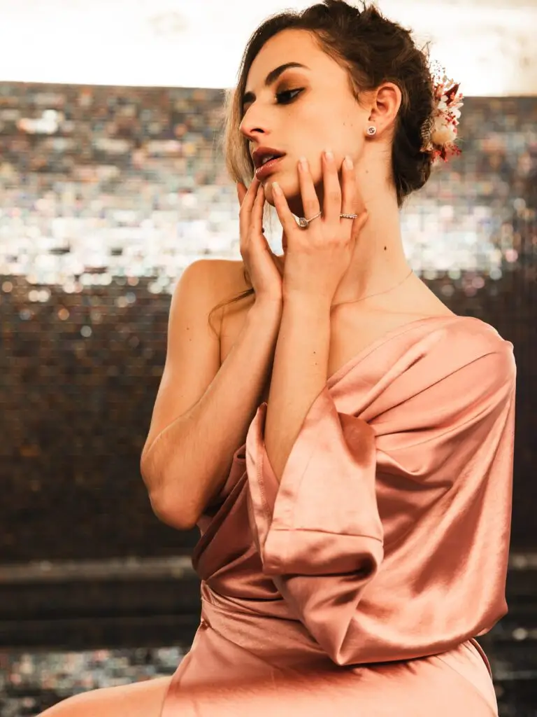 Dana prend la pose dans le spa des Villas Foch, lieu de shooting à Bordeaux
