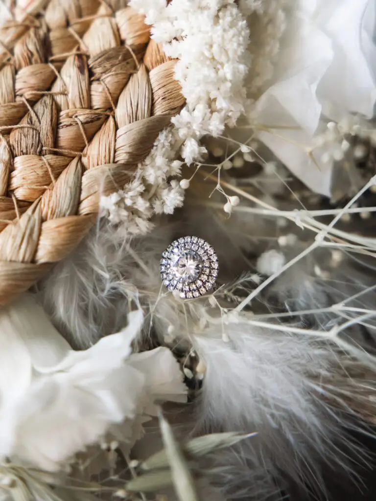 Bague Celinni Diamant sur une création florale