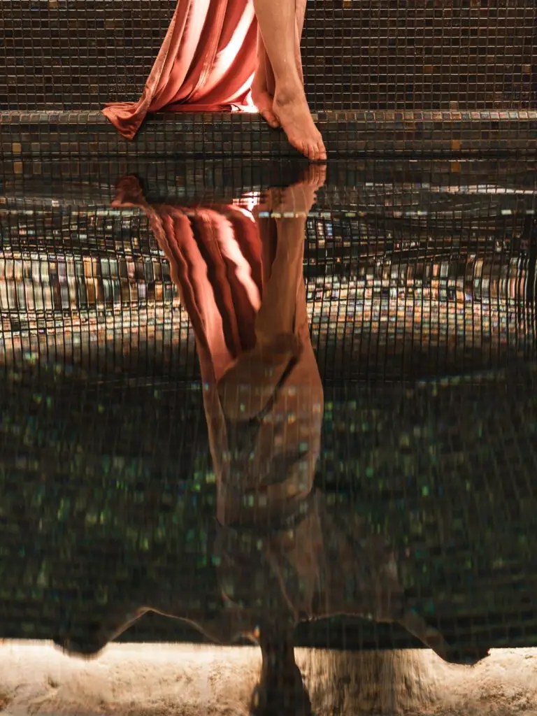 Reflet de la modèle dans la piscine du spa des Villas Foch