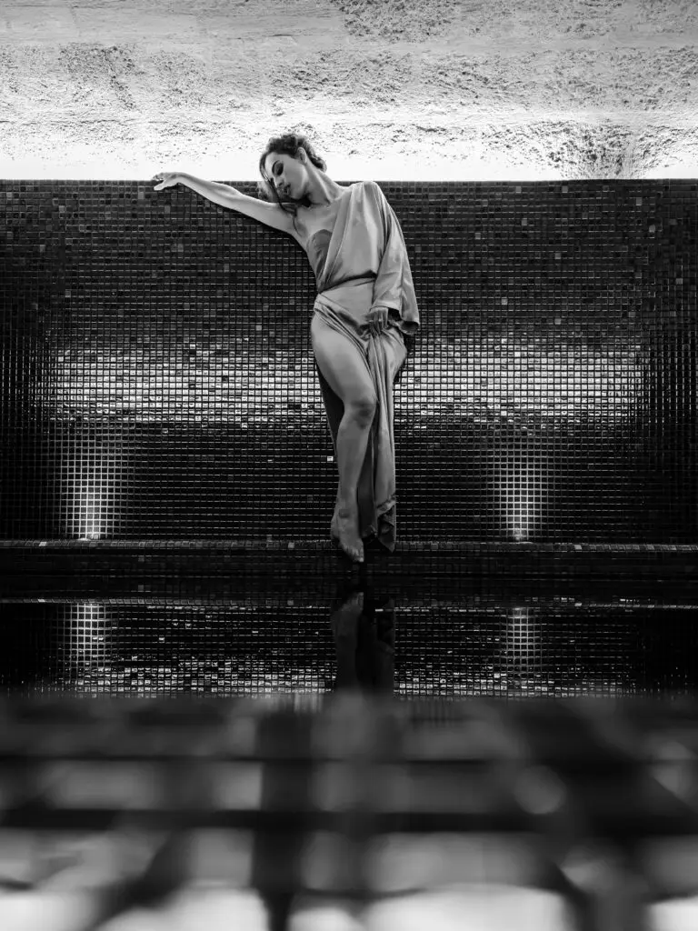 Dana prend la pose dans le spa des Villas Foch, lieu de shooting à Bordeaux