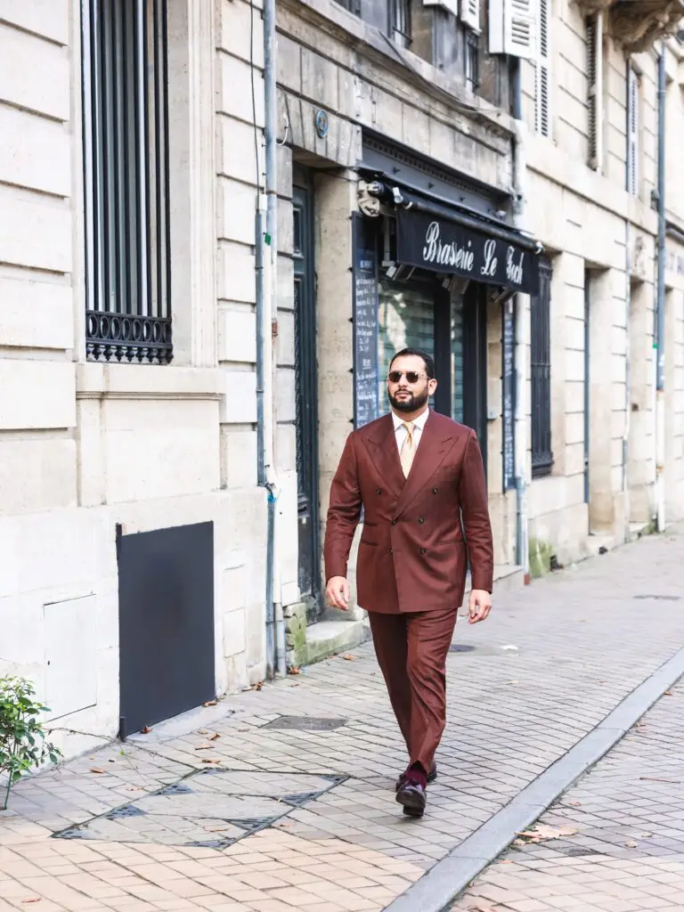 Nidal prend la pose dans les rues de Bordeaux avec son costume Sartore Tailoring