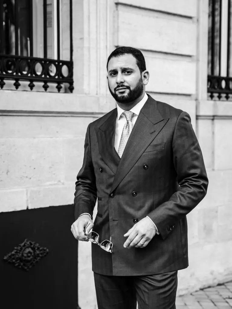 Nidal prend la pose dans les rues de Bordeaux avec son costume Sartore Tailoring