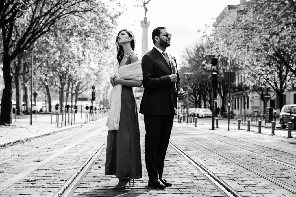 Les modèles prennent la pose sur les rails du tram avec le monument aux girondins en arrière-plan , à Bordeaux