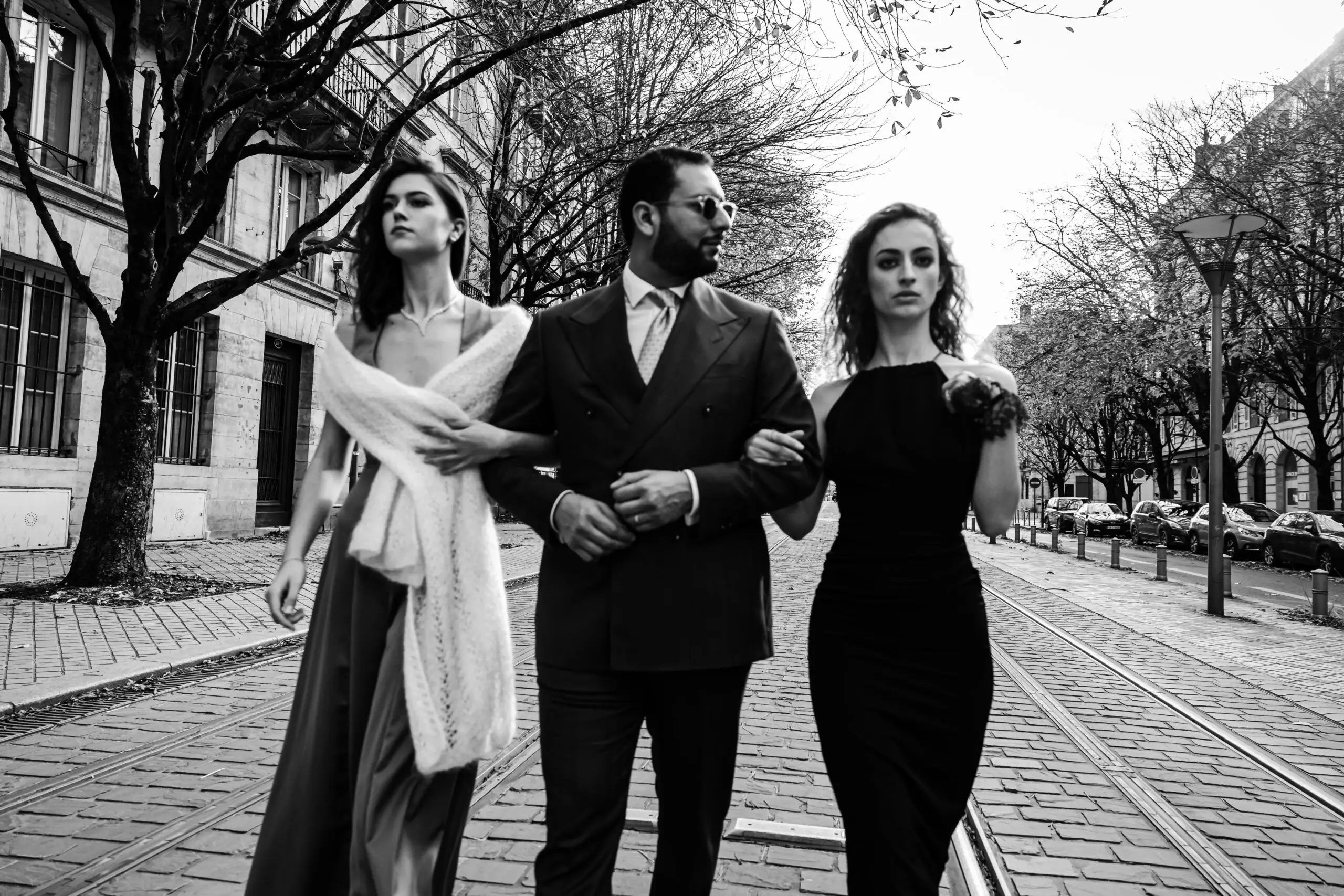 Trois modèles bordelais marchent sur les rails du tram, de manière assurée, lors d'un shooting inspiration