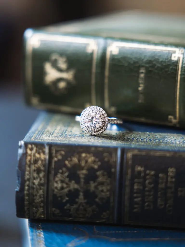 Bague Celinni Diamant sur une pile de livres