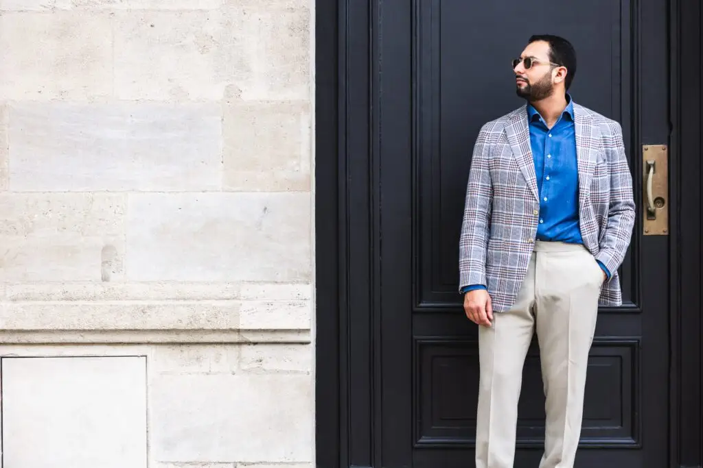 Jeux de couleurs dans les rues de Bordeaux entre le costume et les portes