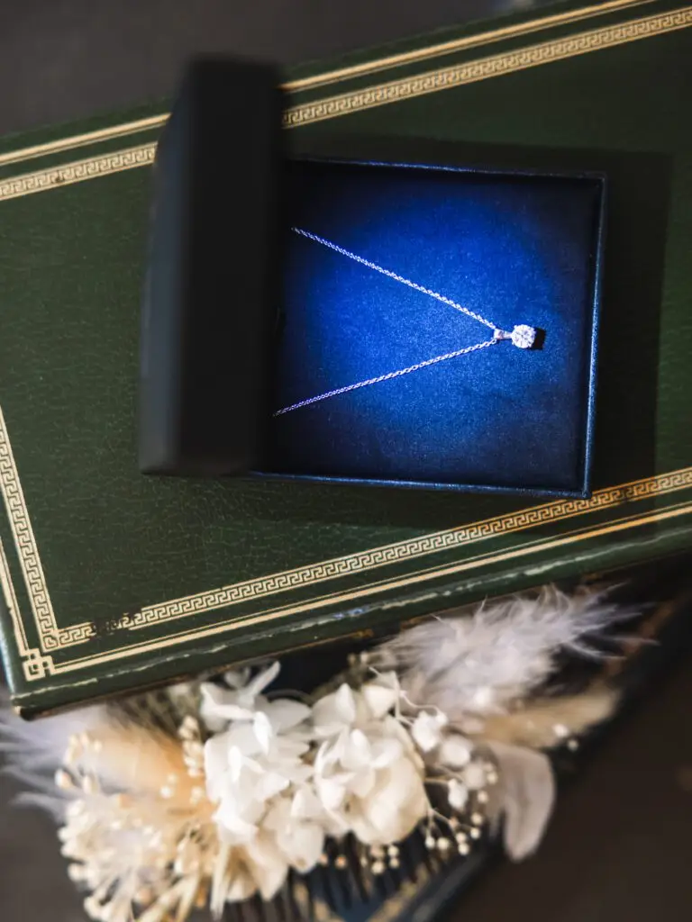 Détails d'un collier Celinni mis en valeur par des créations artisanales lors d'un shooting à Bordeaux