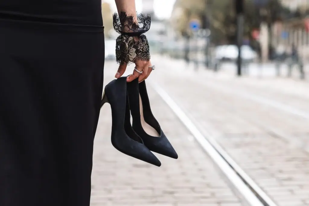 Détails des chaussures à talons de la modèle dans les rues de Bordeaux