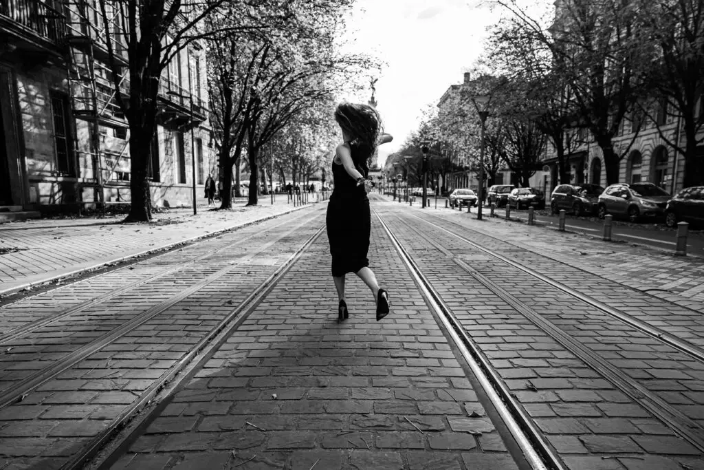Dana, modèle, court dans les rues de Bordeaux sur les rails du tram, lors d'un shooting aux Villas Foch