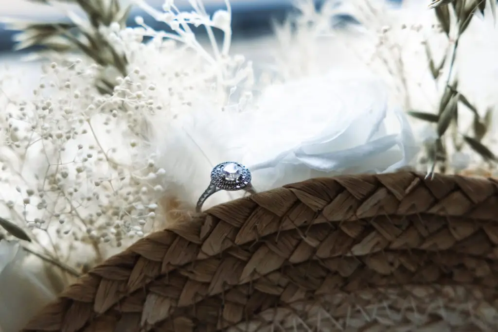 Bague Celinni Diamant sur une création florale