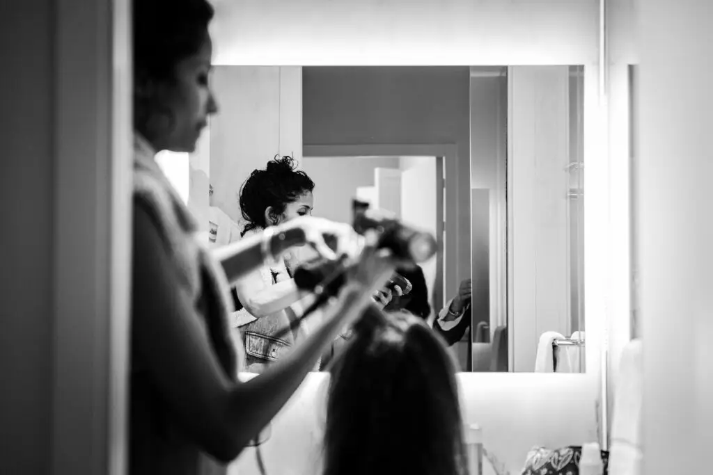 Coiffure d'une des modèles dans la chambre du lieu de shooting, par une coiffeuse de Bordeaux