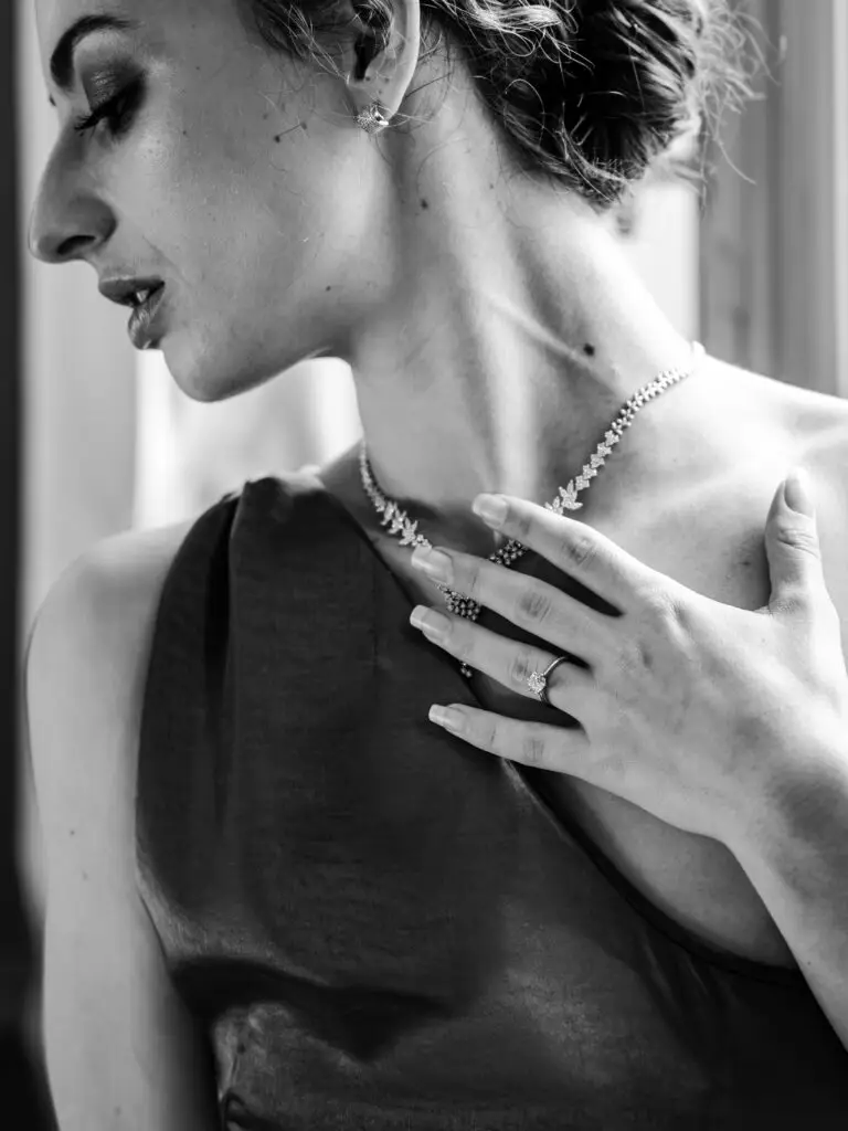 Dana prend la pose pour mettre en valeur les bagues Celinni Diamant qu'elle porte aux doigts