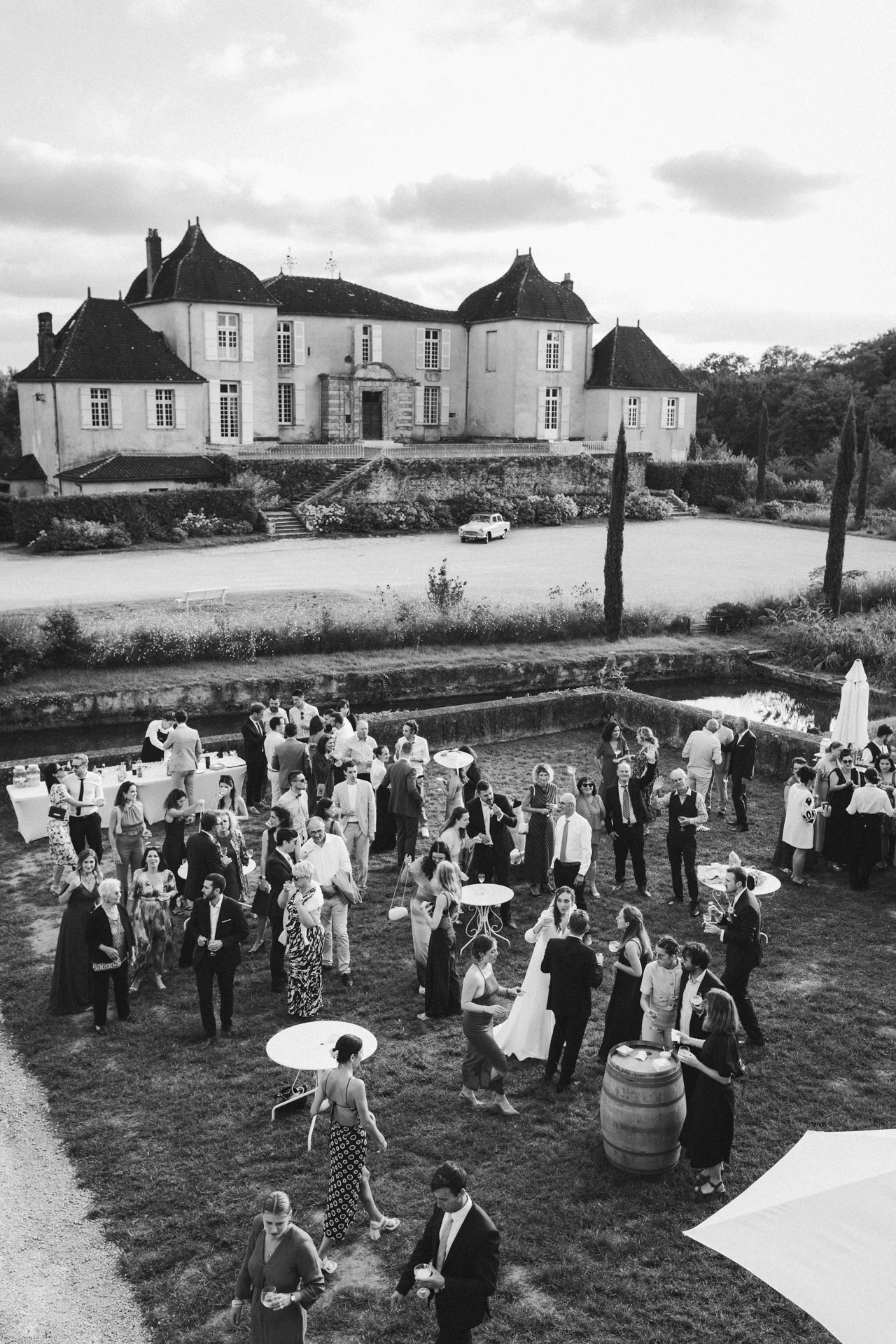 Vue depuis l'étage sur le cocktail de mariage dans les Landes au château de Campet.