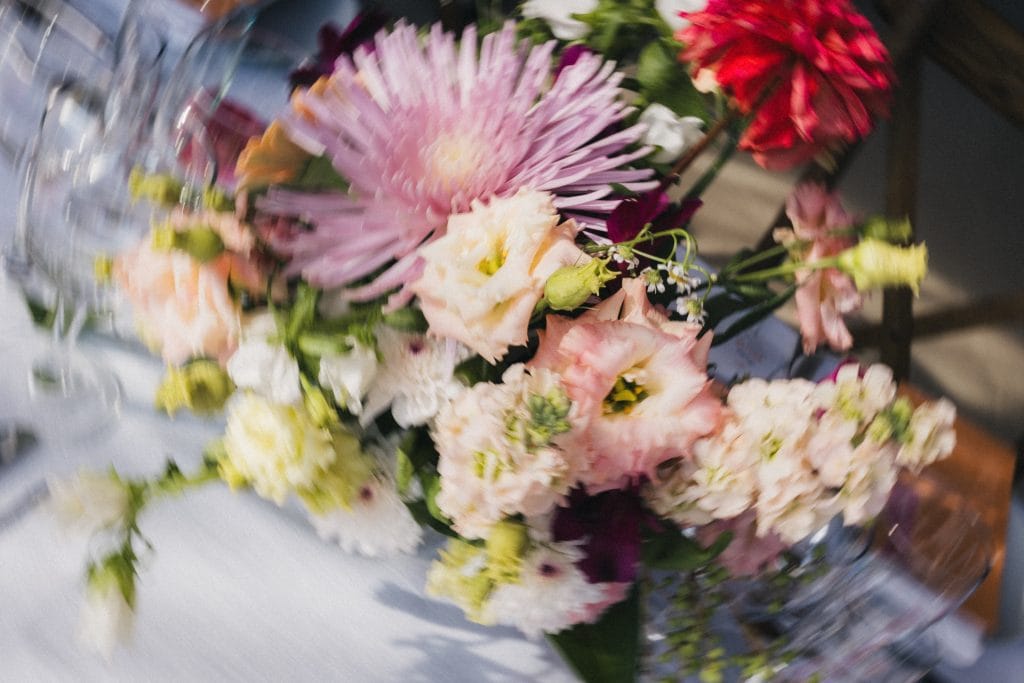 Détail du bouquet de fleurs sur la table du lieu de réception du mariage dans les Landes