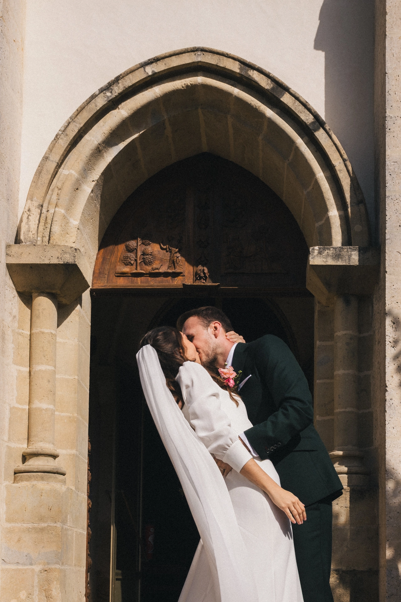 Les mariés s'embrassent alors qu'ils sortent de l'église lors de leur mariage dans les Landes.