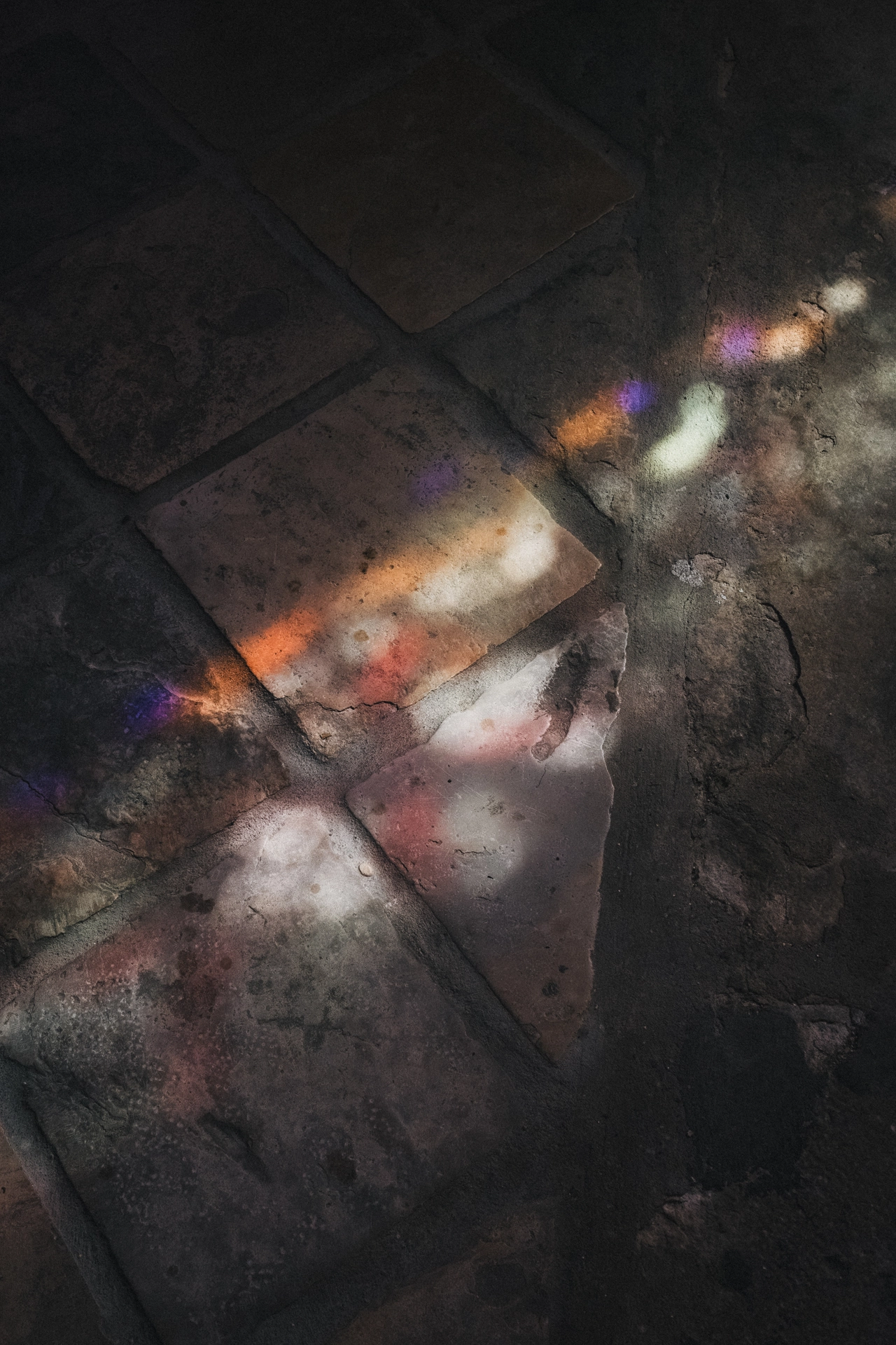 Lumières déposées sur le sol à travers les vitraux de l'église de Benquet dans les Landes