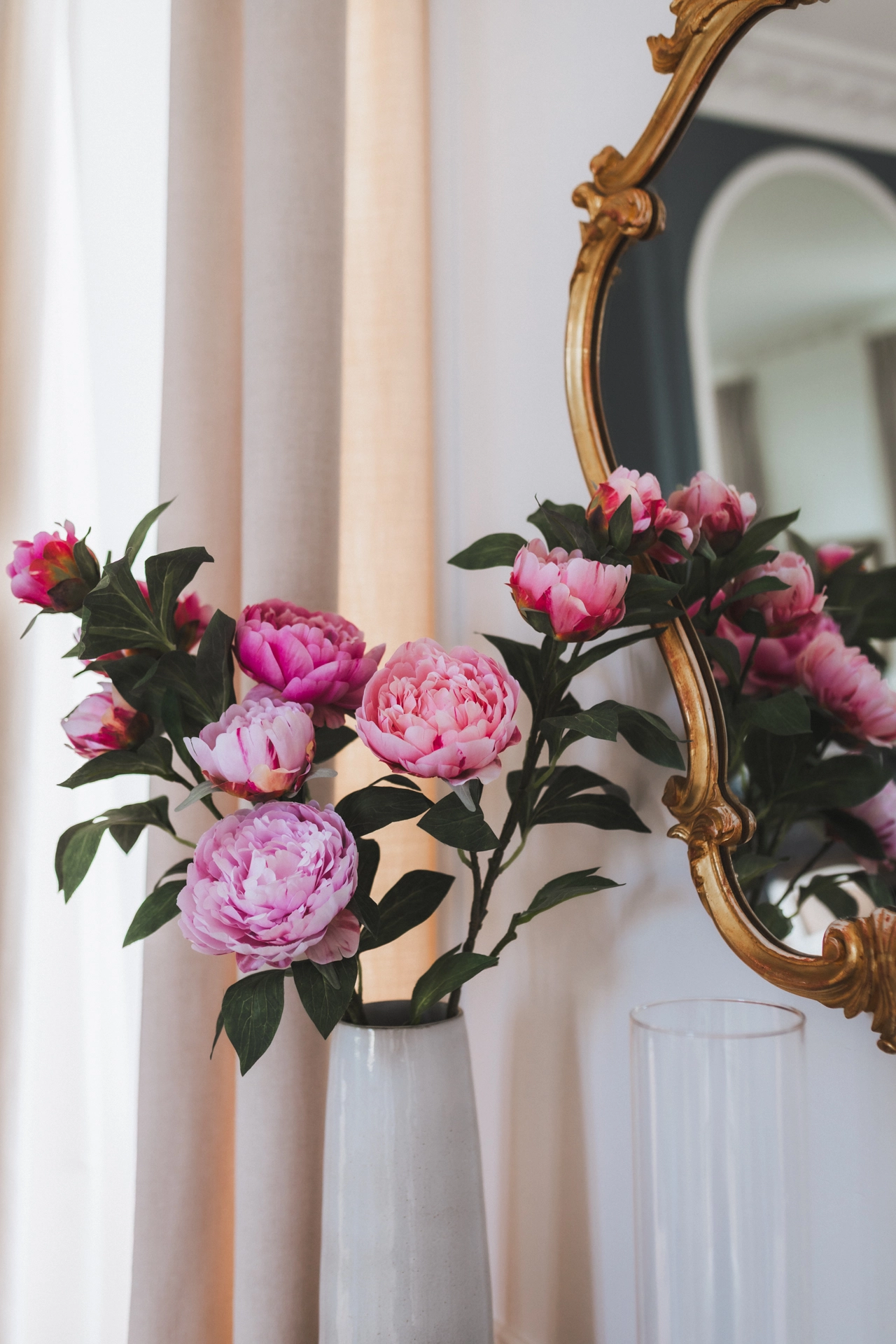 Détail des fleurs roses qui décorent joliment la chambre où se prépare la mariée au château Larteau en Gironde