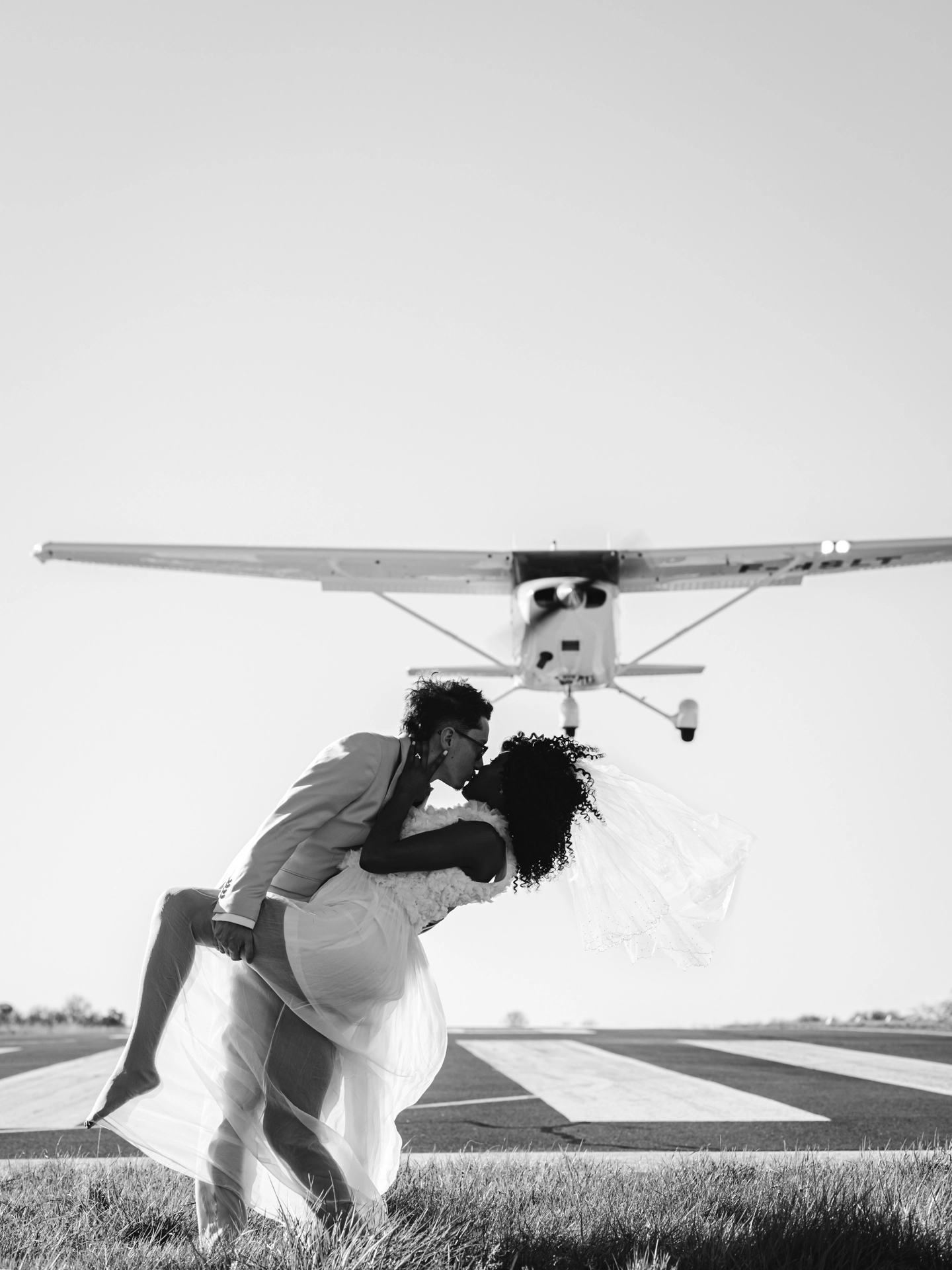 A l'aérodrome de Sarlat, les mariés s'embrassent passionnément alors que l'avion les survole au décollage.