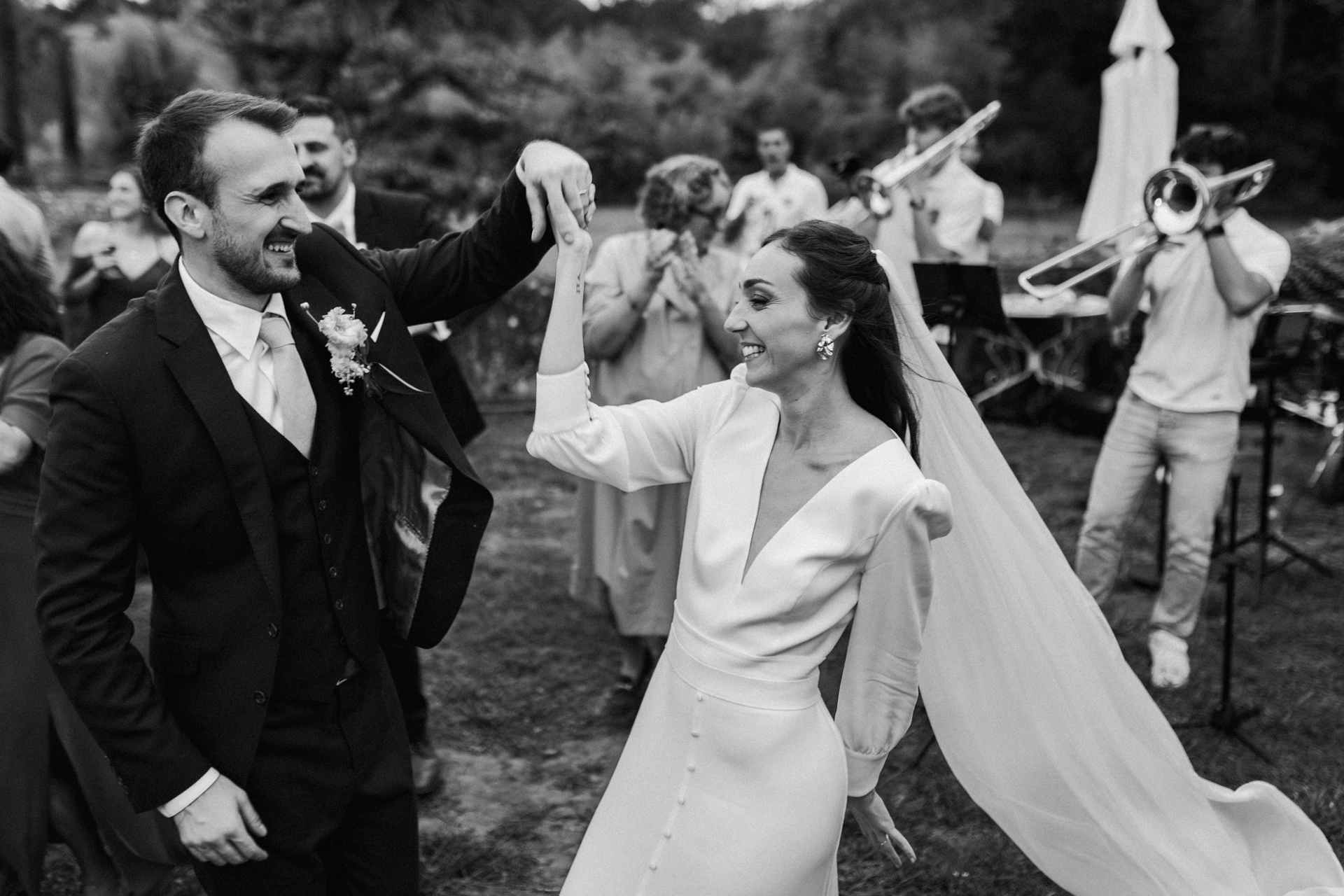 Les mariés dansent joyeusement pendant leur cocktail de mariage, au son de la musique, dans les Landes.