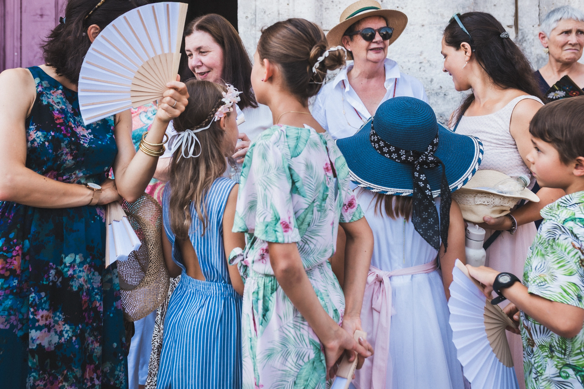 Scène de vie à la sortie de la cérémonie civile lors d'un mariage coloré en Dordogne.