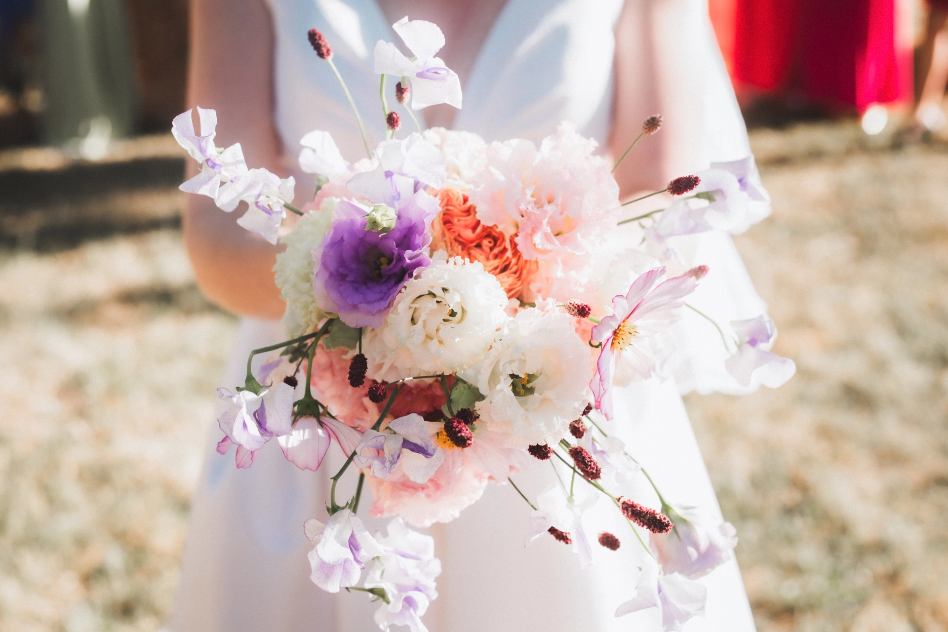Détail du bouquet coloré de la mariée, juste avant qu'elle ne le lance, lors de son mariage dans les Landes au Domaine de Cap Bat'
