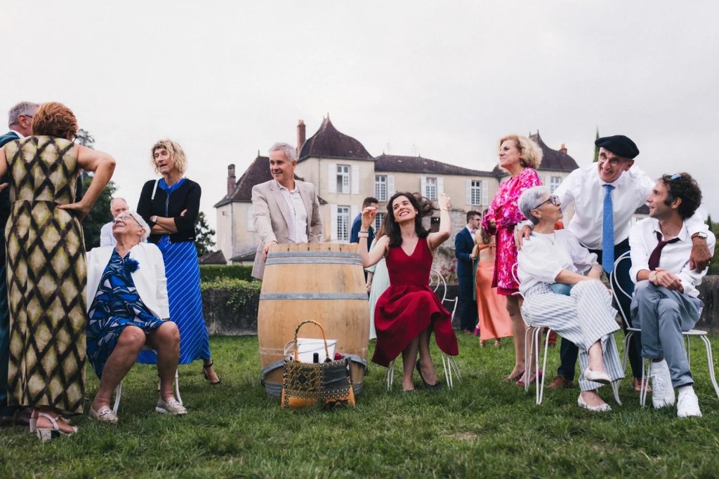Scène de vie lors d'un cocktail de mariage dans les Landes au château de Campet, où les invités discutent tranquillement les uns avec les autres.