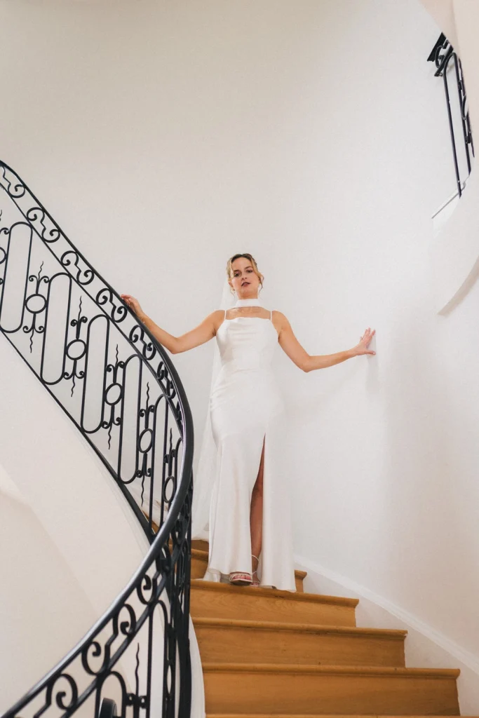 La mariée descend les escaliers du Château Larteau en Gironde, à la fin de ses préparatifs.
