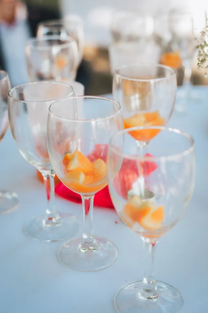 Détail des verres vides posés sur un mange-debout pendant le cocktail d'un mariage au Domaine de Cap'Bat dans les Landes.