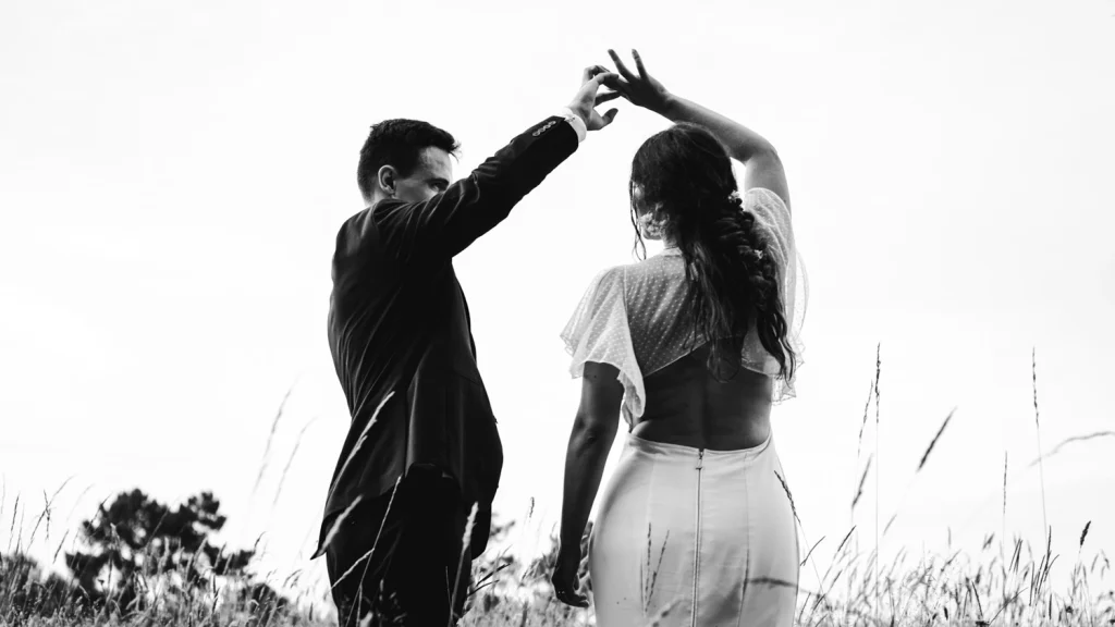 Les mariés répètent leur première danse dans les champs du domaine Le Herre, juste avant le début de leur soirée de mariage en Gironde.