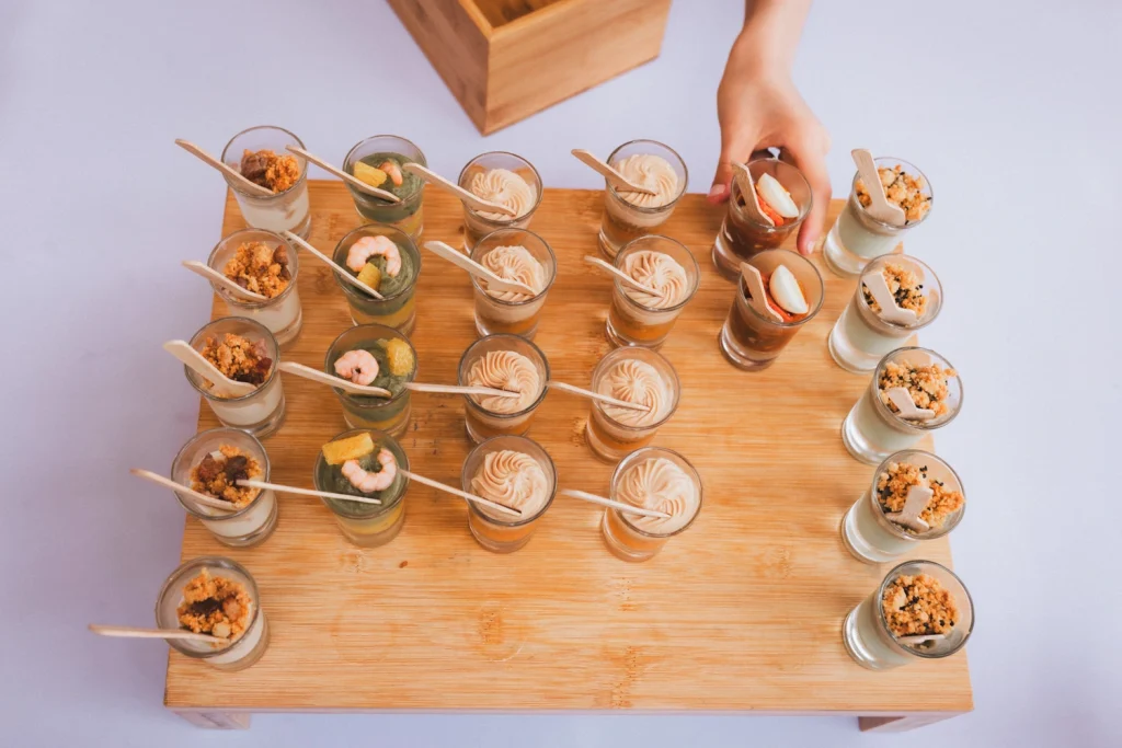 Détail des pièces cocktail déposées sur une table lors d'un mariage au Pays Basque au domaine Etxezahar