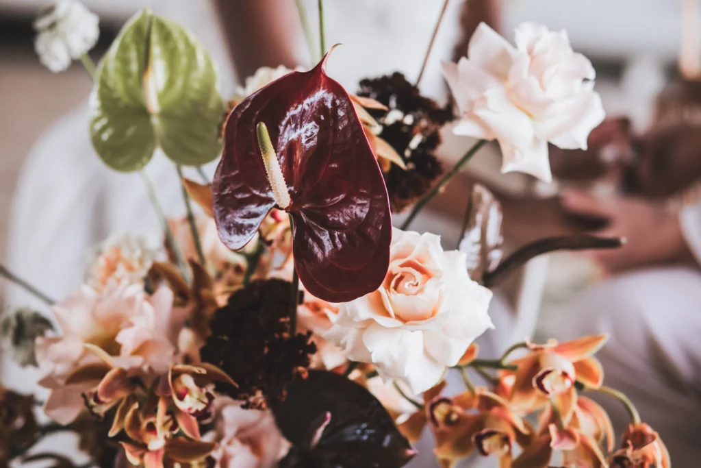 Détail des fleurs du bouquet de la mariée, pour un mariage en Dordogne.