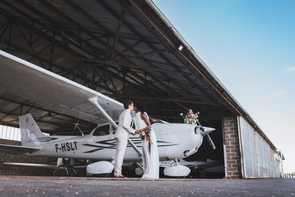 Les mariés s'embrassent devant l'aérodrome de Sarlat en Dordogne, avant de réaliser leur baptême de l'air.