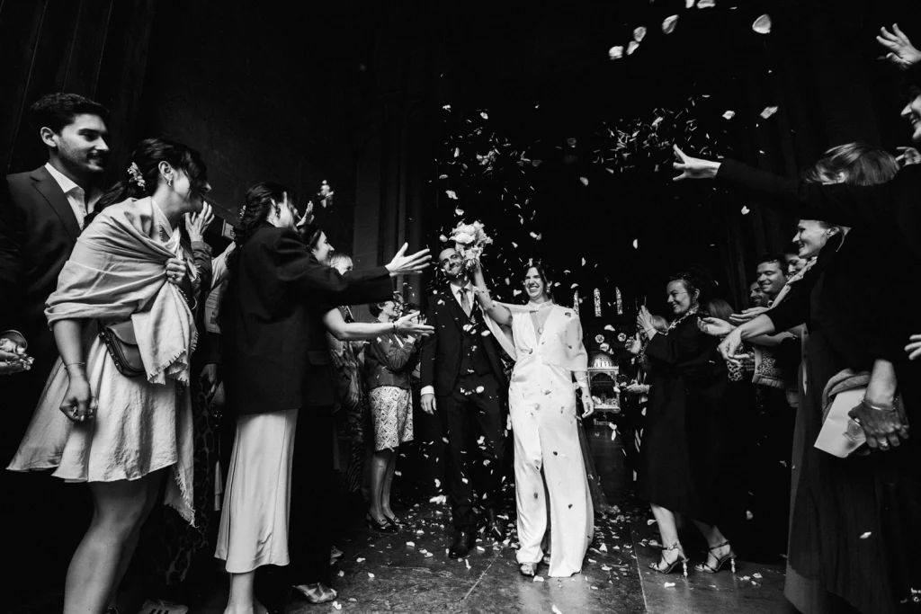 Sortie de cérémonie religieuse au milieu des confettis et des applaudissements pour les mariés, lors d'un mariage à Pau dans les Pyrénées Atlantiques.