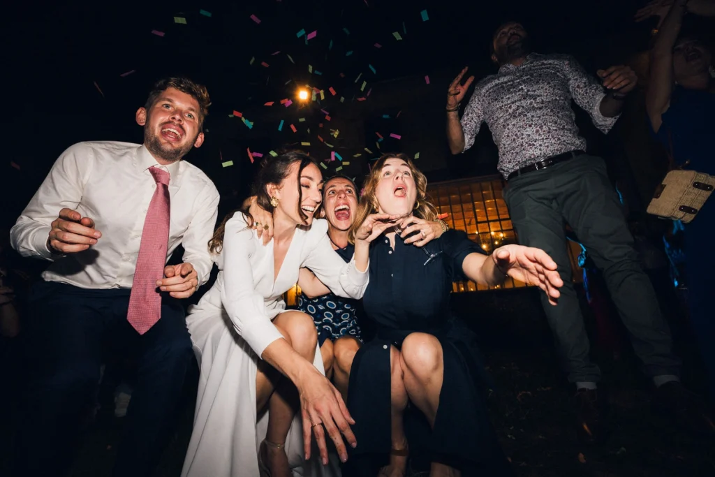 La mariée et ses amis dansent au son des saxophones pendant le cocktail de mariage dans les Landes.