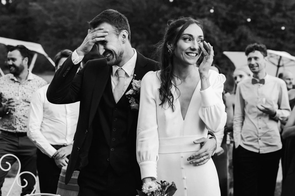 Les mariés essuient des larmes d'émotions après le discours de leurs parents, lors de leur mariage dans les Landes.