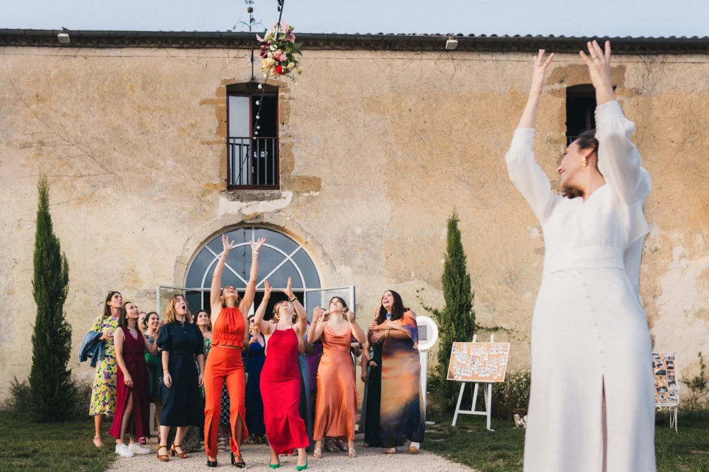 Lancer de bouquet devant la salle de réception du château de Campet lors d'un mariage dans les Landes.