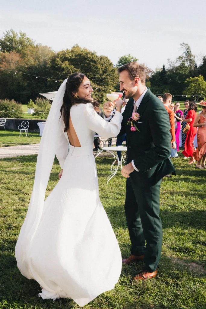Les mariés trinquent pour lancer les festivités durant le cocktail de mariage dans les Landes au château de Campet.