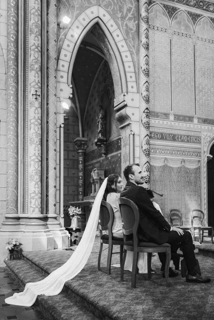 Cérémonie religieuse dans les Landes, durant laquelle les mariés écoutent très attentivement le prêtre.