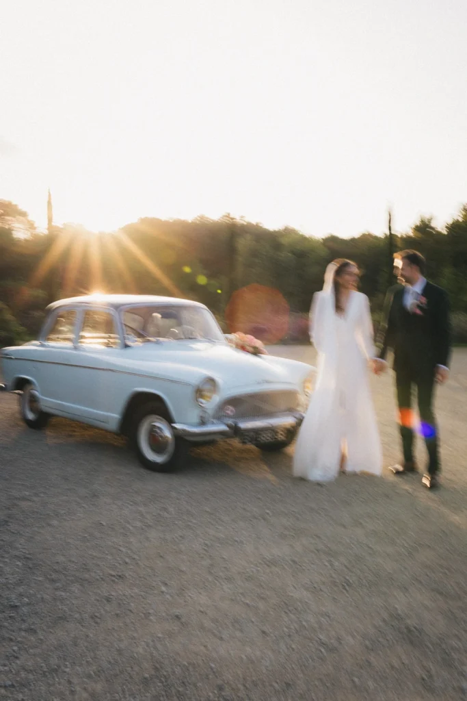 Flou artistique pendant la séance couple des mariés au Château de Campet dans les Landes, dans le soleil couchant.