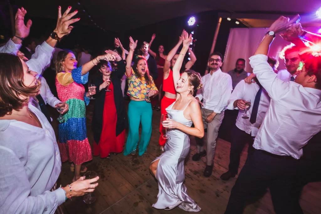 La mariée danse au milieu de ses invités pendant sa soirée de mariage au château Larteau en Gironde.