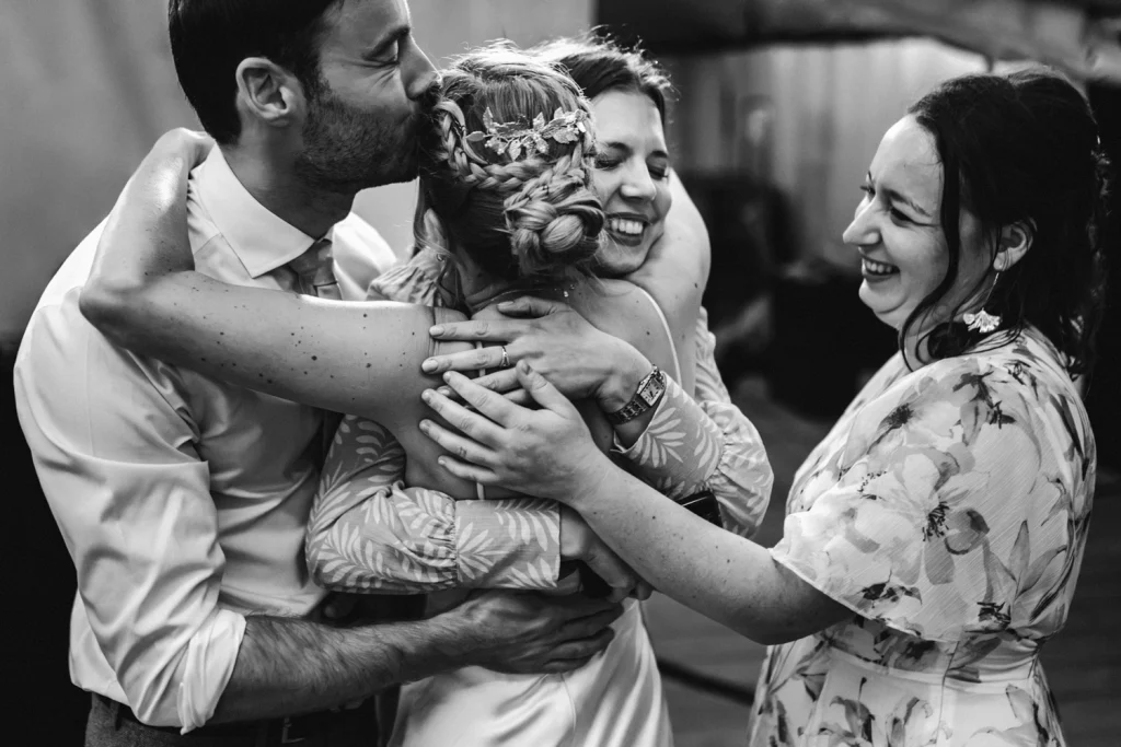 Après un discours émouvant, la mariée serre ses trois témoins dans ses bras, pendant le repas.