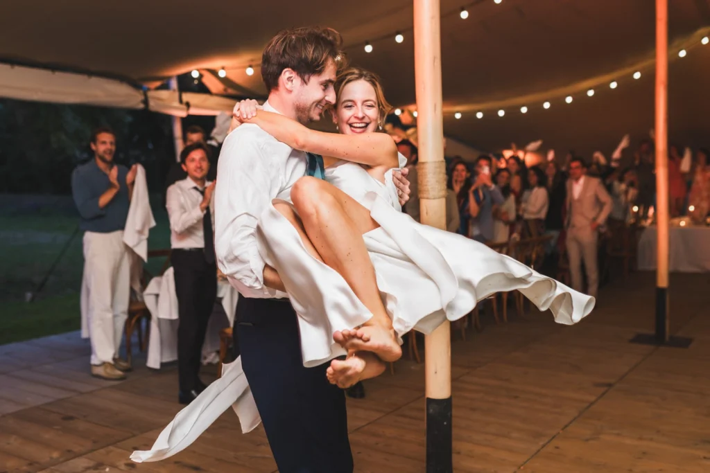Entrée en salle dansante par les mariés pour annoncer le début du repas, lors de leur mariage en Gironde au château Larteau.